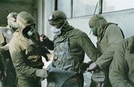 Tschernobyl - Die Katastrophe – Weil elektronische Geräte durch die hohe Strahlung nicht funktionieren, müssen Hunderte Liquidatoren das Dach der Turbinenhalle von radioaktivem Schutt befreien. Es sind sowjetische Soldaten, die Schutzkleidung aus Blei tragen. Aufnahme vom August 1986.