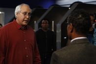 Community – Der Vater von Pierce (Chevy Chase, l.) ist verstorben. Sein Vermögensverwalter Gilbert Lawson (Giancarlo Esposito, r.) taucht auf, um Pierce sein Erbe auszuhändigen ...