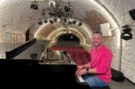 Back to the Roots – Tobias an „seinem“ Flügel im berühmten Kabarett-Tempel Mainzer Unterhaus.