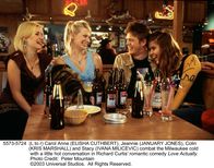 Tatsächlich ... Liebe – Der Botenjunge Colin (Kris Marshall) hat die Nase voll von englischen Frauen und versucht sein Glück in Amerika. In Milwaukee lernt er in einer Bar Carol-Anne (Elisha Cuthbert, l.), Jeannie (January Jones) und Stacey (Ivana Milicevic, r.) kennen, die von seinem britischen Akzent begeistert sind.