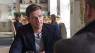 SOKO Wismar – David Meinecke (Michael Epp). Im Hintergrund: Komparsen.