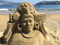 Verrückt nach Meer – Sandburg am Strand von Acapulco, Mexiko.
