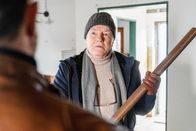 Die Chefin – Böhmer (Jürgen Tonkel, l.) und Andreas Kurz (Manfred Zapatka, r.) kennen sich über einen Fall in der Vergangenheit und wissen mehr übereinander, als Böhmers Kollegen anfänglich vermuten. Für Böhmer ist jedoch klar, dass Kurz auch in diesen Fall verwickelt ist.