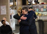 Chicago Fire – Chicago Fire Ein schwarzer Tag - A Dark Day Staffel 2, Episode 20 Überschwängliche Bedankung: Lauren German als Leslie Shay; Jeff Hephner als Jeff Clarke