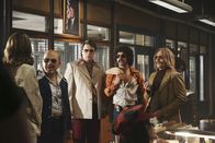 Castle – Fast wie am Set von "Kojak": Das gesamte Team hat sich in Siebziger-Jahre-Outfits geworfen, um so von Harold Metzger (Jon Polito, 2.v.l.) wichtige Infos über ein lange zurückliegendes Verbrechen zu erhalten. Castle (Nathan Fillion, M.), Esposito (Jon Huertas, 2.v.r.) und Ryan (Seamus Dever, r.) machen auch mit Afro und Koteletten eine gute Figur ...
