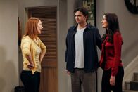 Two and a Half Men – Walden (Ashton Kutcher, M.) gesteht Zoey (Sophie Winkleman, r.), dass er mit seiner Ex-Frau Bridget (Judy Greer, l.) zusammenarbeiten wird. Probleme sind vorprogrammiert ...