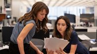 She Said – Hartnäckige Ermittlerinnen, v.li.: Carey Mulligan als Megan Twohey, Zoe Kazan als Jodi Kantor