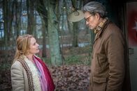 Notruf Hafenkante – Richard Lier (Götz Otto, r.) und Helena Lier (Tara Marie Linke, l.) treffen am alten Bauwagen der Lier-Schwestern unverhofft aufeinander.