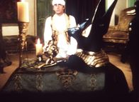 Hart aber herzlich – Assad (Thaao Penghlis) meditiert. Er sieht in Jennifer die Prinzessin, die der auferstandene Prinz sucht ...