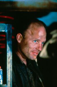 Abyss - Abgrund des Todes – Bud (Ed Harris), Leiter einer Tiefsee-Ölplattform, sucht mit seinem Team nach einem verschollenen U-Boot.