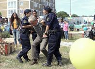 Thin Blue Line – Der Gemeindegarten stößt nicht nur auf Zustimmung. Besonders Leahs Großvater Jurek (Jurek Sawka, M.) regt sich lautstark darüber auf - Leah (Gizem Erdogan, l.) und Danijela (Sandra Stojiljkovic, r.) schreiten ein, bevor die Lage eskaliert.