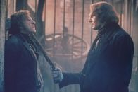 Les Misérables – L-R: Der bigotte Polizeiinspektor Javert (Geoffrey Rush) ist Valjean (Liam Neeson) ausgeliefert.