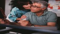 Ich heirate eine Familie – Angi (Thekla Carola Wied) verabschiedet sich von Werner (Peter Weck), der wieder einmal behauptet, dass es ihm nicht gutgehe.