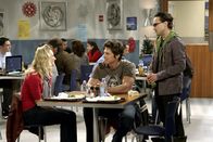 The Big Bang Theory – "The Big Bang Theory", "Die Geschenk-Hypothese." Als Sheldon erfährt, dass Penny ein Weihnachtsgeschenk für ihn hat, gerät er unter Druck, ihr ebenso etwas Geeignetes zu besorgen. Aber das angemessene Präsent auszusuchen, fällt ihm ausnehmend schwer. Unterdessen zeigt sich Leonard von dem brillanten Wissenschaftler David Underhill angetan. Doch der attraktive Forscher hat es leider auch Penny angetan.Im Bild (v.li.): Kaley Cuoco (Penny), Michael Trucco (David), Johnny Galecki (Leonard). SENDUNG: ORF eins - DI - 29.12.2020 - 17:45 UHR. - Veroeffentlichung fuer Pressezwecke honorarfrei ausschliesslich im Zusammenhang mit oben genannter Sendung oder Veranstaltung des ORF bei Urhebernennung.