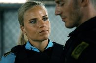 Shorta - Das Gesetz der Straße – Die Polizeibeamtin Rønning (Josephine Park) fühlt sich zu ihrem Kollegen Høyer (Simon Sears) hingezogen.
