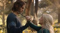 Der Herr der Ringe: Die Ringe der Macht – Galadriel (Morfydd Clark) stellt Halbrand (Charlie Vickers) zur Rede, nachdem sie erfahren hat, dass er nicht wirklich der König der Südlande sein kann.