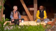 Yared kommt rum – Mitten in Niedersachen bekommt Yared Dibaba (r.) von Horst Hahlbohm eine Lehrstunde in fernöstlichen Traditionen.