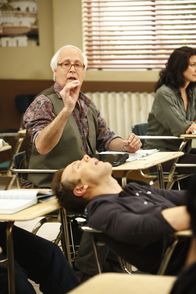 Community – Ein aufregender Schul-Tag: Jeff (Joel McHale, vorne) und Pierce (Chevy Chase, hinten) ...