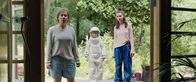 Grüße vom Mars – Tom (Theo Kretschmer), seine Schwester Nina (Lilli Lacher) und Mutter Vera (Eva Löbau) kommen bei den Großeltern zu Hause in Lunau an. Tom trägt dabei seinen Astronautenanzug und Helm.