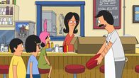 Bob's Burgers – Noch ahnen Gene (l.), Tina (2.v.l.), Louise (M.) und Linda (2.v.r.) nicht, dass die Verbesserungen, die Bob (r.) im Restaurant vornimmt, einige Kunden abschrecken werden ...