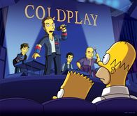 Die Simpsons – Homer (vorne r.) hat in Lotto gewonnen und genießt daraufhin mit Bart (vorne l.) ein Spezialkonzert von Coldplay ...