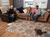 Der Katzenflüsterer – Jackson on the couch with Kevin and Candice with Twinkle in the front.