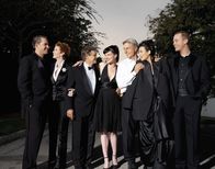 Navy CIS – (4. Staffel) - Die Mitglieder des Naval Criminal Investigation Service: Tim McGee (Sean Murray, r.), Dr. Donald Mallard (David McCallum, 3.v.l.), Jenny Shepard (Lauren Holly, 2.v.l.), Anthony DiNozzo (Michael Weatherly, l.), Abby Sciuto (Pauley Perrette, M.), Leroy Gibbs (Mark Harmon, 3.v.r.) und Ziva David (Cote de Pablo, 2.v.r.) ...