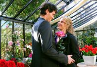 Sturm der Liebe – ARD STURM DER LIEBE FOLGE 1532 Uhr im ERSTEN. Moritz (Daniel Fünffrock, l.) schenkt Kristin (Nina Schmieder, r.) eine Rose als Zeichen seiner Liebe.