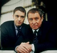 Inspector Barnaby – Der Don Juan des Dorfes wurde ermordet. Das bedeutet viele verdächtige, betrogene Ehemänner und viel Ermittlungsarbeit für Inspector Barnaby (John Nettles, r.) und Sergeant Troy (Daniel Casey, l.).