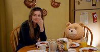 Ted – Blaire Bennett (Giorgia Whigham, l.); Ted (r.)