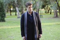 Castle – Am Fundort der Leiche bietet sich Richard Castle (Nathan Fillion) ein grausiger Anblick.