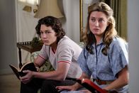 Young Sheldon – Georgie (Montana Jordan, l.); Mary (Zoe Perry, r.)