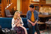 The Neighborhood – Gemma Johnson (Beth Behrs, l.); Dave Johnson (Max Greenfield, r.)