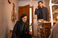 SOKO Potsdam – Im Zimmer der Haushaltshilfe Joanna stoßen die Ermittler Pauline Hobrecht (Agnes Decker) und David Grünbaum (Omar El-Saeidi) auf ein weiteres mögliches Verbrechen: Eine Person liegt bewusstlos am Boden. Sofort alarmieren sie einen Krankenwagen – die Person lebt noch. Wurde etwa eine der Pflanzen als Gift eingesetzt?