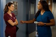 Chicago Med – Gespräch zwischen Türen: (l-r) Torrey DeVitto als Dr. Natalie Manning, Marlyne Barrett als Maggie Lockwood.