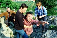 Kommissar Rex – Nur mit Mühe kann Kommissar Brandtner (Gedeon Burkhard, 2.v.l.) Peter (George Lenz, 2.v.r.) zurückhalten. Peter glaubt, auf dem Felsplateau seine Freundin zu erkennen. Böck (Heinz Weixelbraun, r.) und Kunz (Martin Weinek, l.) eilen ihrem Chef zu Hilfe.