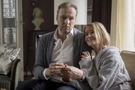 Wilsberg – Die reiche Witwe Hanni Haffner (Gudrun Gundelach) sucht Zuflucht bei ihrem Betreuer (Stephan Grossmann). Er ist Hannis engster Vertrauter und seit einiger Zeit auch alleiniger Erbe ihres Vermögens.