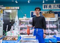 Fokus Japan - Unterwegs mit Patrick Rohr – Fokus Japan Unterwegs mit Patrick Rohr Folge 1 Spagat zwischen individuellem Leben und Familientradition: Yukinobu Takanashi, Tokoyoter Fischverkäufer und Teilnehmer am Mr. Japan Model-Wettbewerb