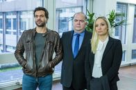 Heldt – Kommissar Heldt (Kai Schumann, l.), Hauptkommissar Grün (Timo Dierkes, M.) und Staatsanwältin Bannenberg (Janine Kunze, r.) staunen nicht schlecht: Wieder einmal ist Frau Dr. Holle für eine Überraschung gut!