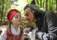 Rotkäppchen – Rotkäppchen (Amona Aßmann) und der böse Wolf (Edgar Selge).