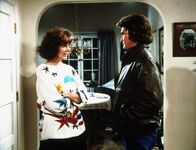 Ein Engel auf Erden – Diane (Margie Impert, l.) erzählt Jonathan (Michael Landon, r.) von den Schwierigkeiten in ihrer Ehe mit Scottie.