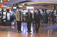 Castle – Richard Castle (Nathan Fillion, l.) begleitet Javier Esposito (Jon Huertas, M.) und Kevin Ryan (Seamus Dever, r.) nach Atlantic City, wo sie in einem Mordfall ermitteln sollen.