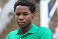 Death in Paradise – Torey Martin (Kedar Williams-Stirling) hatte vor ein paar Monaten einen Autounfall und sitzt nun im Rollstuhl. Toreys Vater gab sich die Schuld an dem Unfall. Doch Torey glaubte nicht daran, dass sein Vater Schuld an dem Unfall trug, weshalb sich die beiden immer wieder stritten.