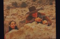 Sinola – L: Joe Kidd (Clint Eastwood, r.) hat sich in die Frau eines Anderen verliebt. Seine Liebe, Helen Sanchez (Stella Garcia, l.), muss sich nun verstecken - beide sind in großer Gefahr.