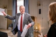 Sturm der Liebe – Werner (Dirk Galuba, l.) versucht sich vor Yvonne (Tanja Lanäus, r.) rauszureden.