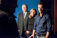 Der Staatsanwalt – Die Kommissare Christian Schubert (Simon Eckert, r.) und Kerstin Klar (Fiona Coors) und Staatsanwalt Bernd Reuther (Rainer Hunold, 2.v.l.) wissen nicht, ob sie dem LKA-Beamten Alexander Diering (Felix Vörtler) vertrauen können. Hat er etwas zu verbergen?