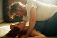 Beast – Pascal (Johnny Flynn) und Moll (Jessie Buckley)
