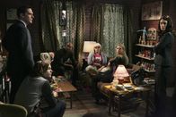 Criminal Minds – Nachdem Penelope (Kirsten Vangsness, 3.v.r.) angeschossen wurde, machen sich Reid (Matthew Gray Gubler, 2.v.l.), Prentiss (Paget Brewster, r.), Morgan (Shemar Moore, 3.v.l.), Hotch (Thomas Gibson, l.), Rossi und JJ (AJ Cook, 2.v.r.) große Sorgen um sie ...
