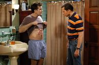 Two and a Half Men – Bekommen es mit der Angst zu tun: Charlie (Charlie Sheen, l.) und Alan (Jon Cryer, r.) ...