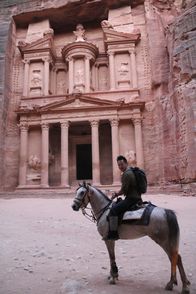 Spuren verlorener Städte mit Albert Lin – Petra, Jordanien - Albert Lin zu Pferd in Al-Khazneh in Petra, Jordanien.